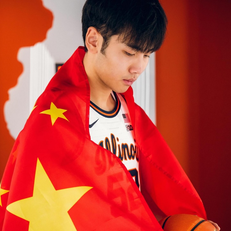 足球u10-这身球衣感觉如何？张博源晒伊利诺伊大学访校定妆照！