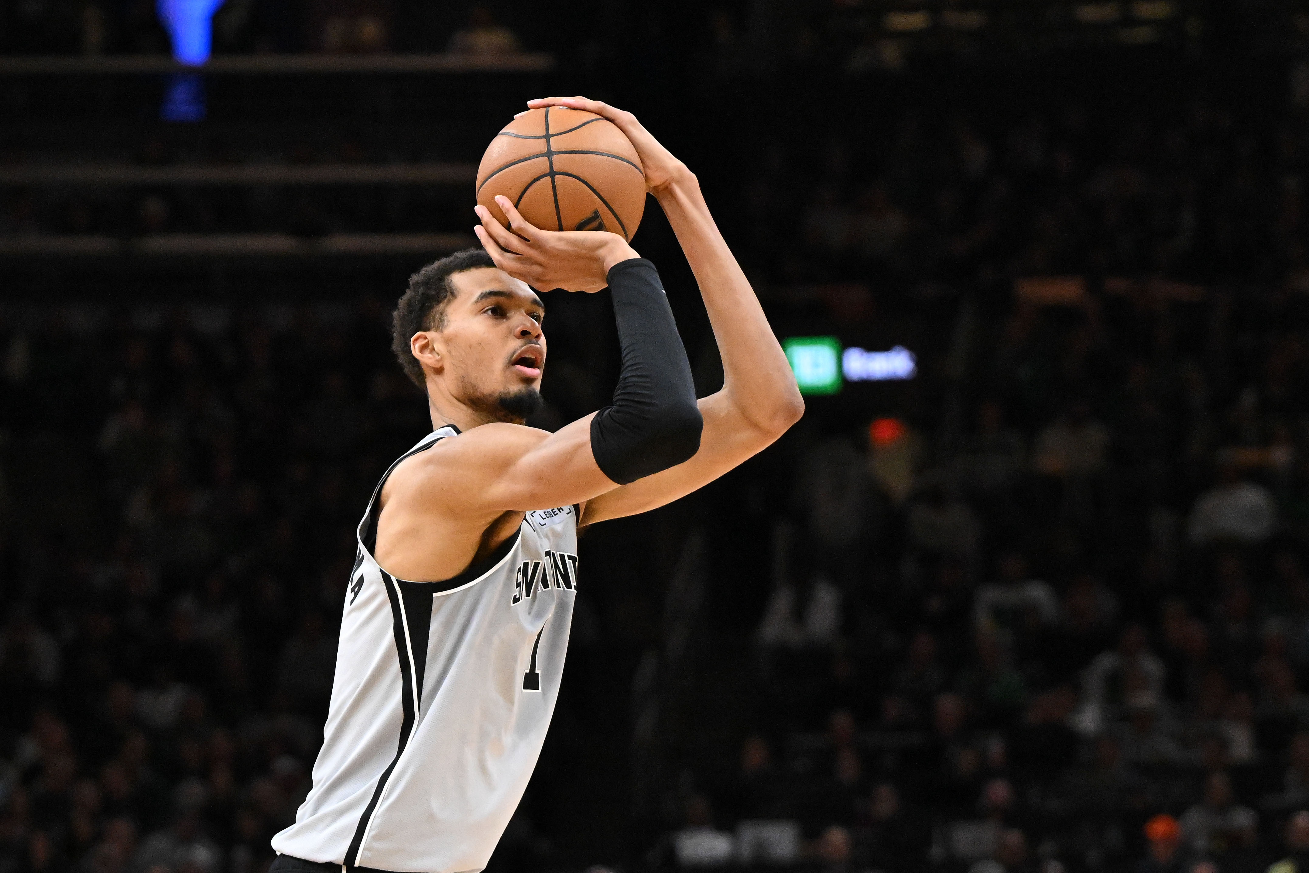 足球u10-文班2次单场投进8+三分 中锋里仅次于波尔津吉斯的4次