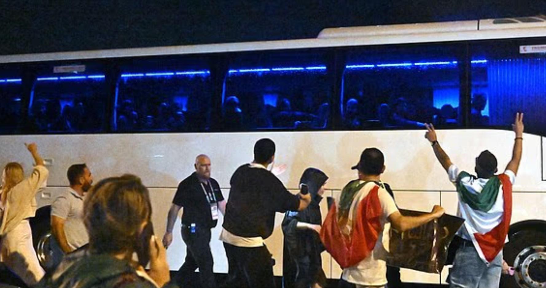 u8体育直播-伊朗女足手语比出求救讯号，伊朗球迷围堵大巴呼吁保护球队成员